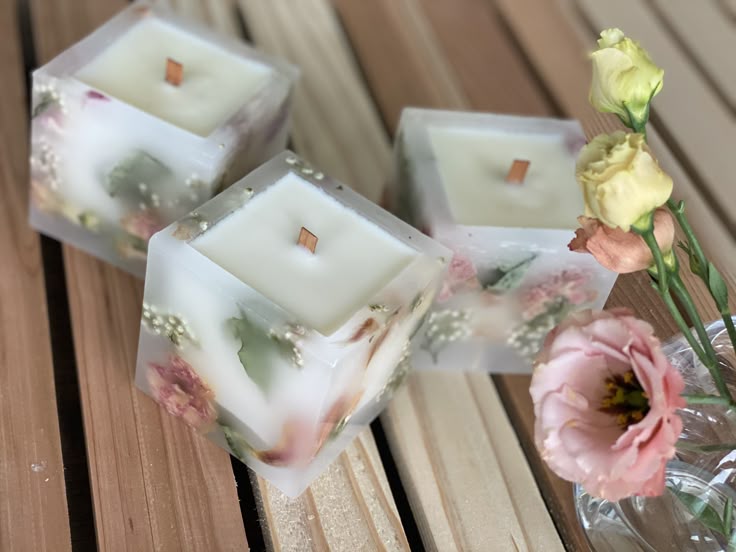 nến thơm với thiết kế hoa mẫu đơn